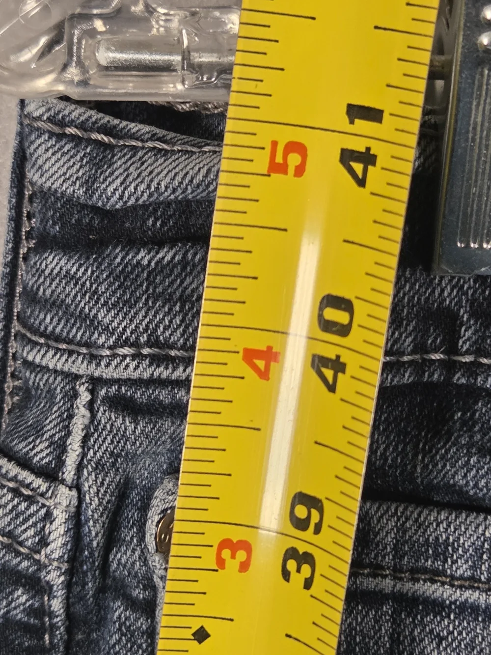 Levi's 505 relaxed fit jeans (34x32) in a medium-to-dark wash (T623)
